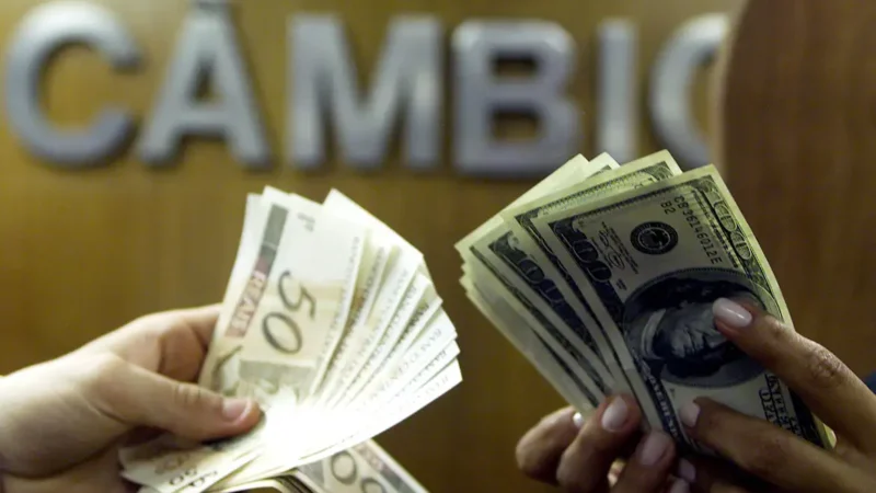 Dólar fecha em queda após conversa entre Lula e Trump; bolsa recua com realização de lucros