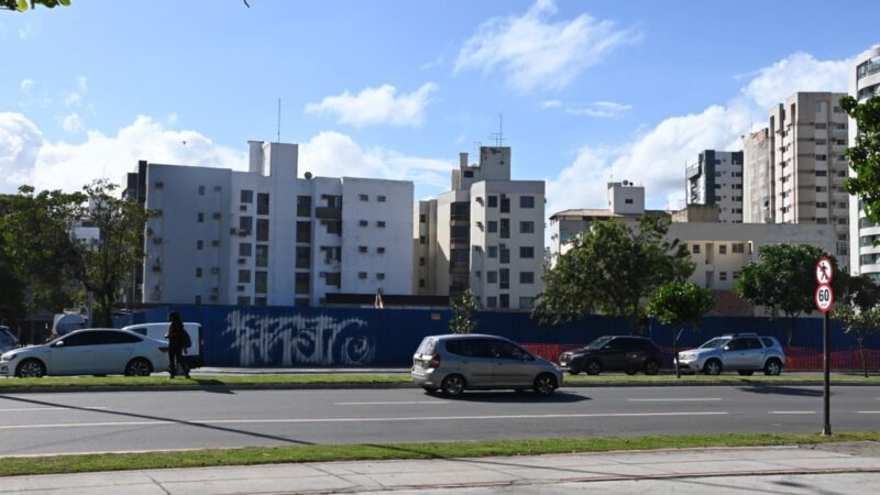 Antigo Hotel Aruan é demolido para construção de condomínio de luxo