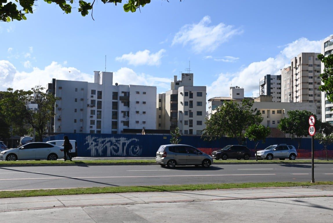 Antigo Hotel Aruan é demolido para construção de condomínio de luxo