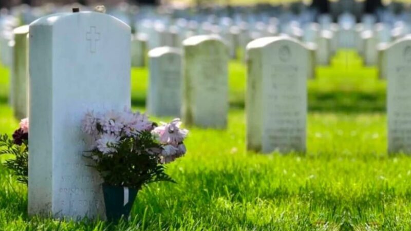 Cemitérios de Vitória acolhem visitantes no Dia de Finados
