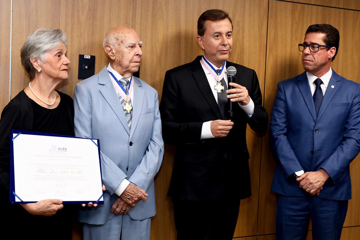 Presidente do Google recebe homenagem da Ales em evento sobre IA