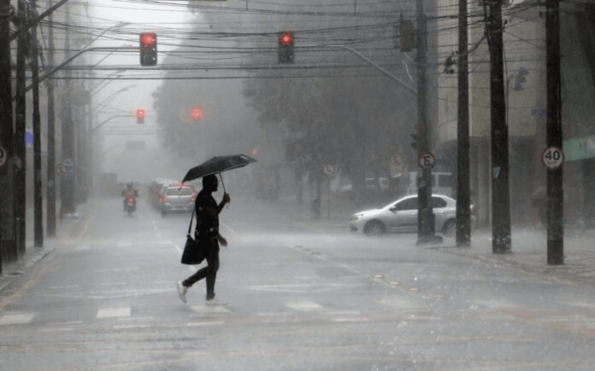 Inmet emite alerta de chuvas intensas e ventania para o Espírito Santo