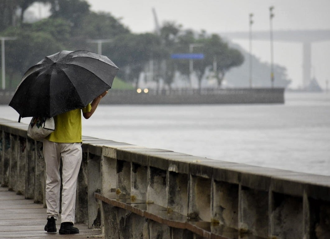 Inmet emite alertas de chuvas intensas e temporais para o ES