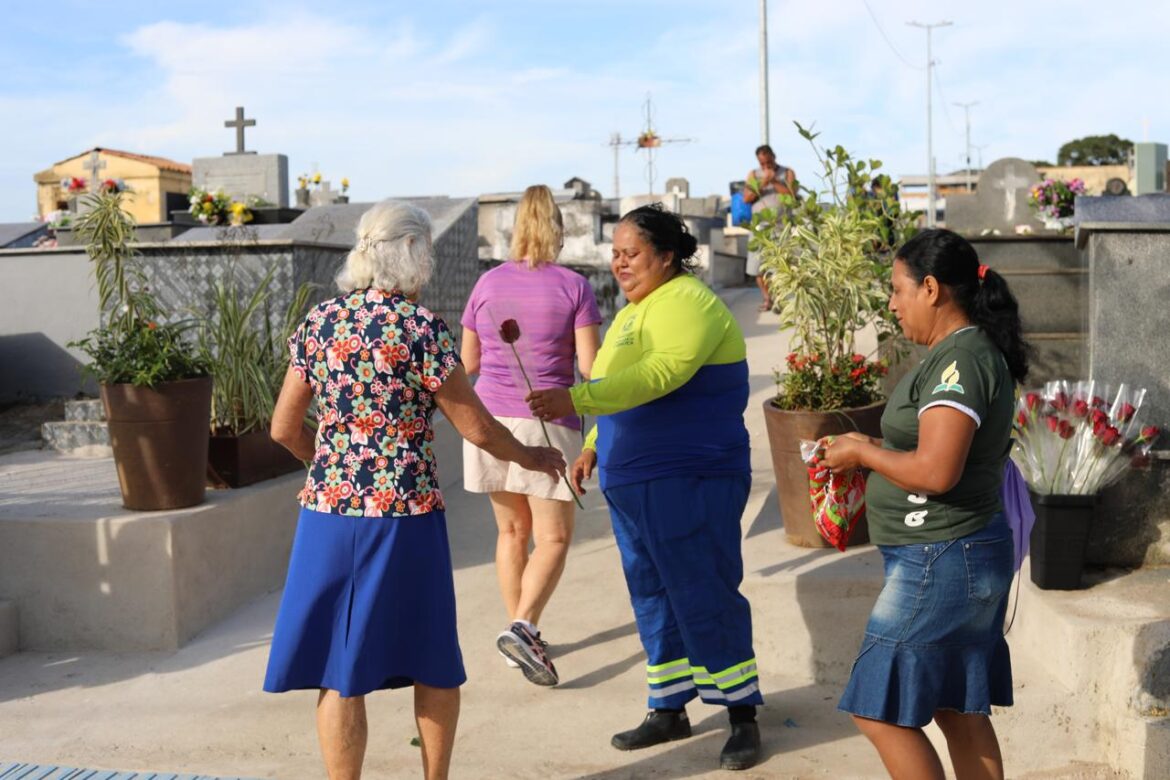 Flores, fé e gratidão marcam o Dia de Finados em Cariacica