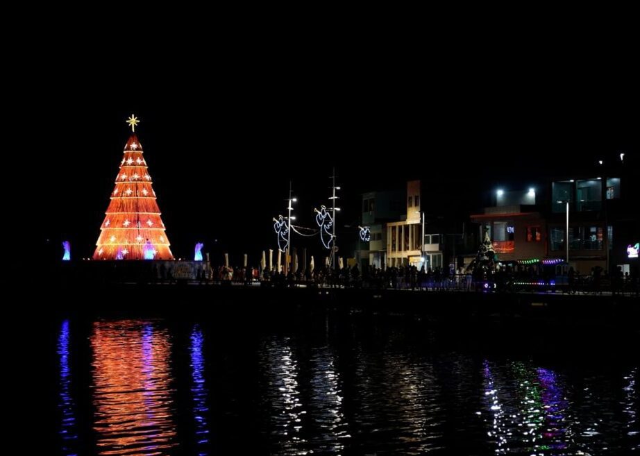 Orla de São Pedro e Ilha das Caieiras abriu a Vila de Natal com a chegada especial do Papai Noel nesta terça (18)