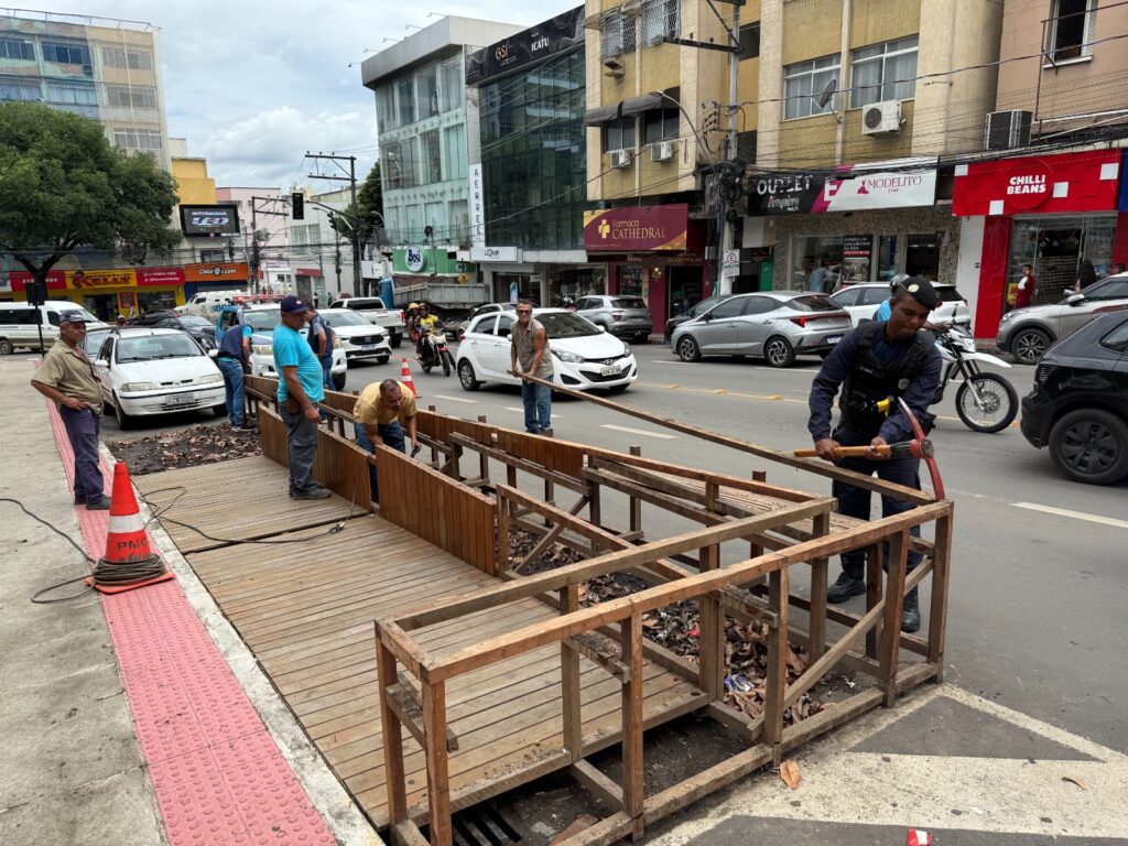 Retirada de estrutura na Praça da Catedral cria mais espaço para vagas e fluidez de veículos
