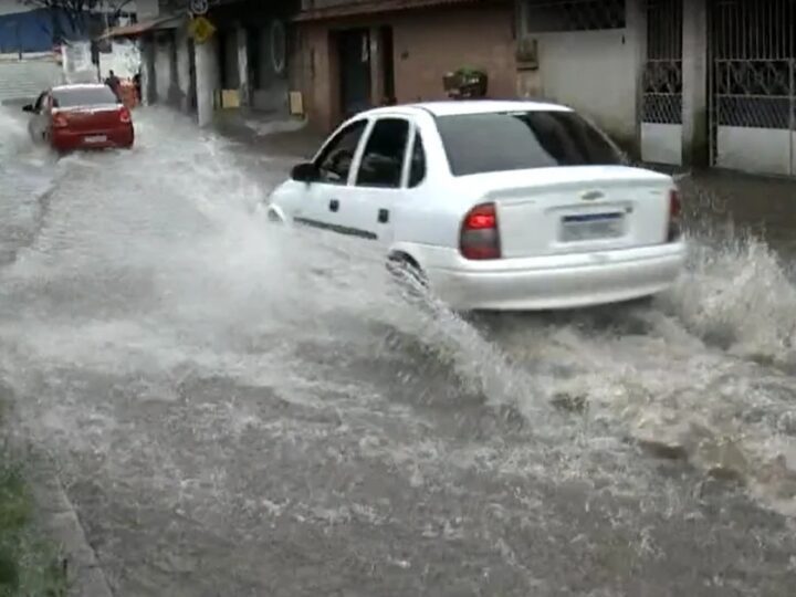 Chuva forte alaga ruas, casas e comércio em cidades do ES
