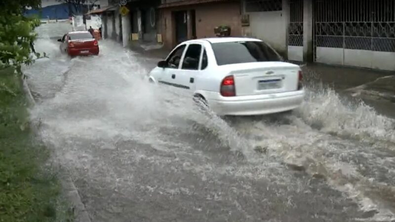 Chuva forte alaga ruas, casas e comércio em cidades do ES