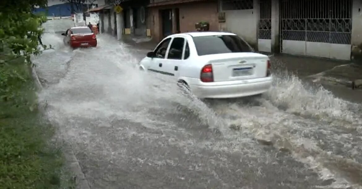 Chuva forte alaga ruas, casas e comércio em cidades do ES