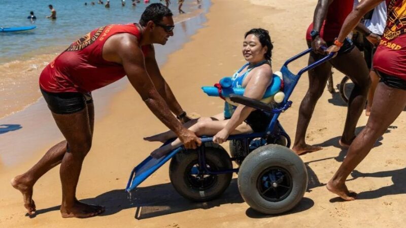 Projeto Praia Legal amplia horários e facilita acesso ao mar para pessoas com mobilidade reduzida