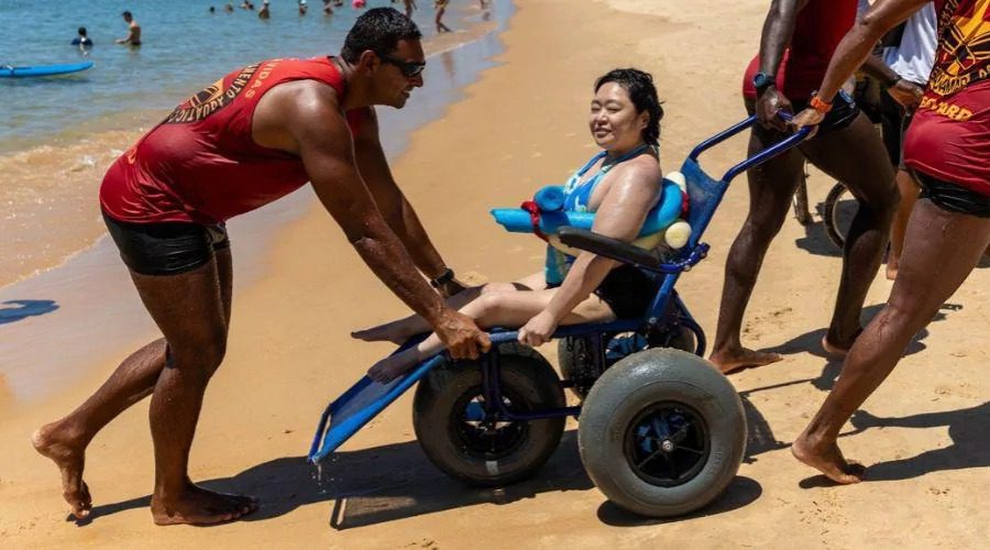 Projeto Praia Legal amplia horários e facilita acesso ao mar para pessoas com mobilidade reduzida