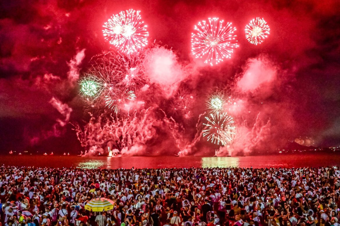 Réveillon 2026 no ES: festas, shows e queima de fogos de Norte a Sul