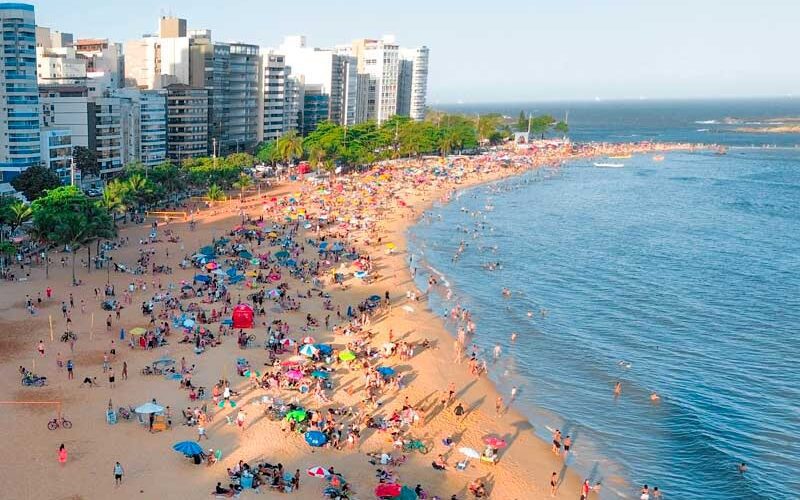 Churrasco, caixas de som e animais: veja regras para curtir as praias da Grande Vitória sem ser multado