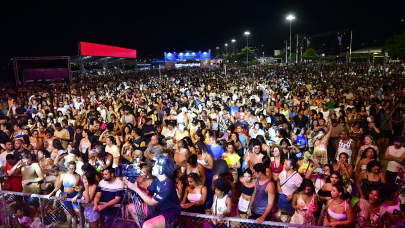 Camburi lotada: Pazolini canta com 80 mil pessoas e vira símbolo de gestão popular