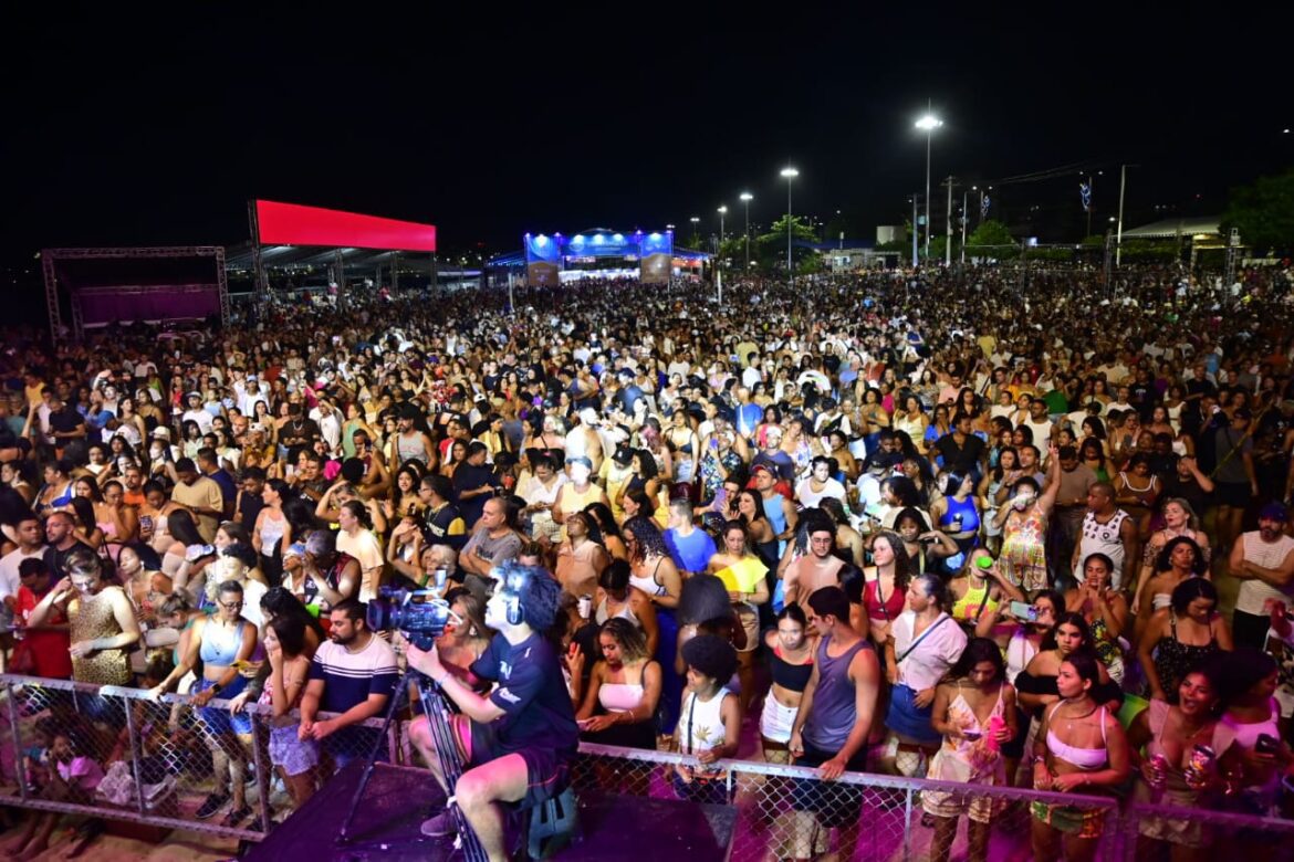 Camburi lotada: Pazolini canta com 80 mil pessoas e vira símbolo de gestão popular
