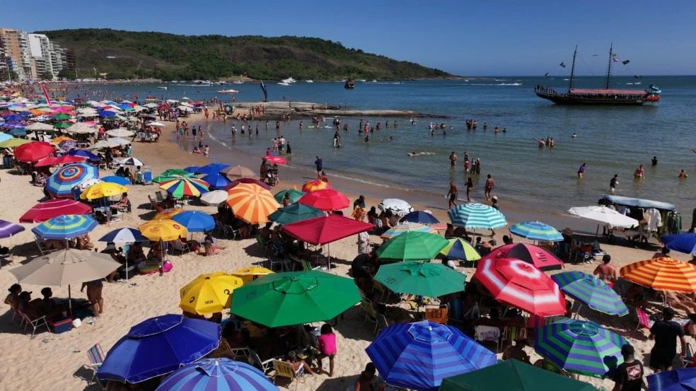 De consumação mínima a gorjeta: veja os direitos do cliente para evitar abusos no verão
