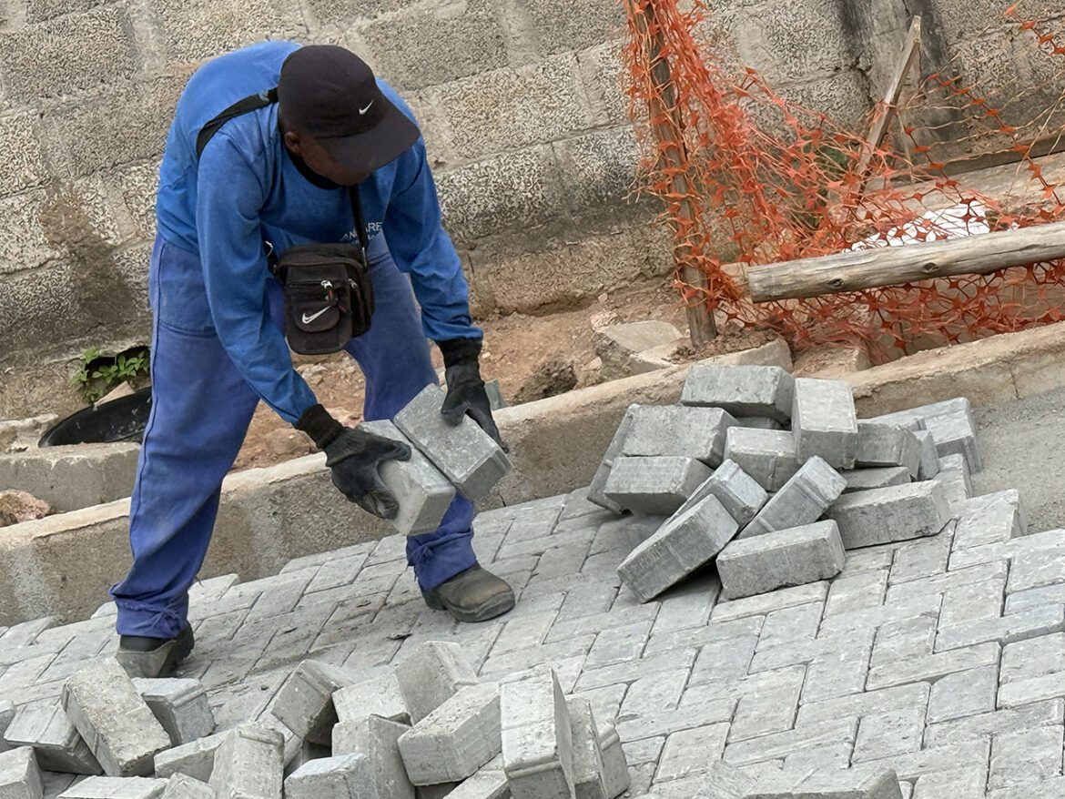 Cariacica abre licitações para obras de drenagem e pavimentação em Vila Merlo e Nova Valverde