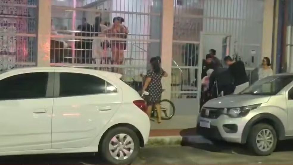 Casal centenário é resgatado de incêndio no Centro de Vitória após fumaça tomar prédio vizinho