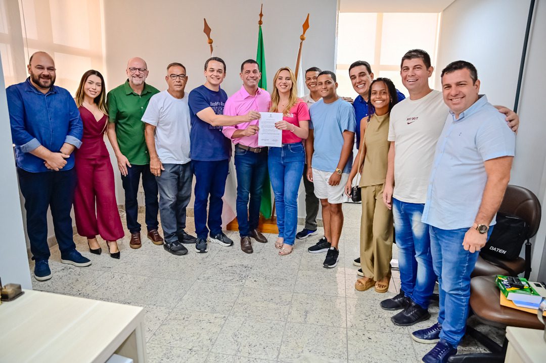 Transmissão de cargo é oficializada em Vitória