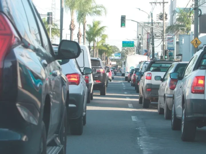 Entenda o projeto de lei que pode alterar o modelo das placas de veículos no Brasil