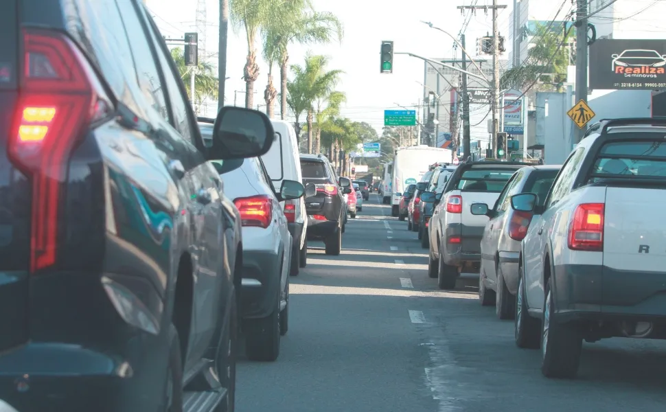 Entenda o projeto de lei que pode alterar o modelo das placas de veículos no Brasil