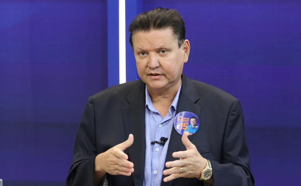 Prefeito de Cariacica, Euclério Sampaio, anuncia afastamento do cargo