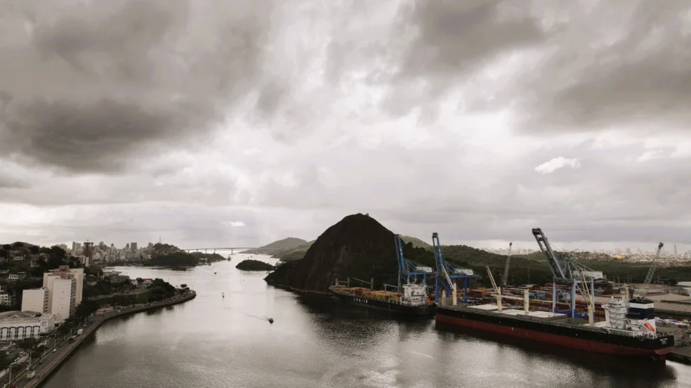 Ciclone e frente fria provocam chuva e ressaca no Brasil; veja previsão para o ES