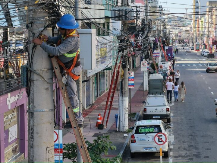 Fios inutilizados são retirados de postes na Avenida Expedito Garcia, em Campo Grande