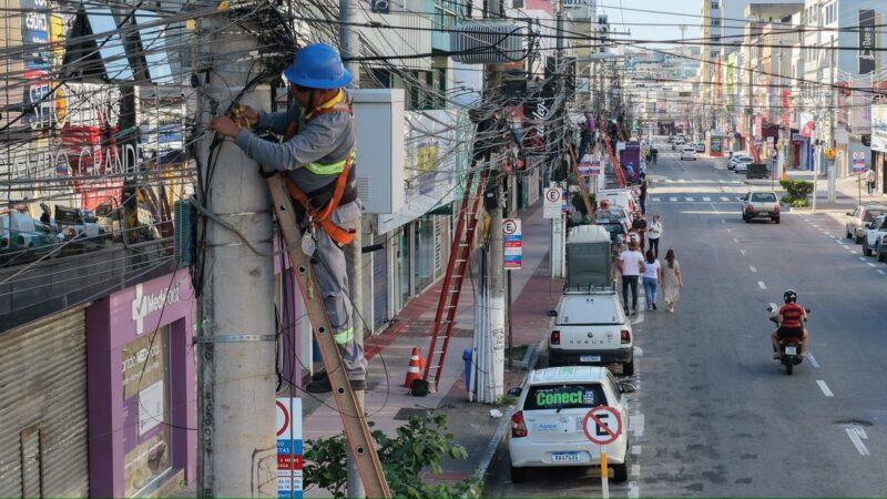 Fios inutilizados são retirados de postes na Avenida Expedito Garcia, em Campo Grande