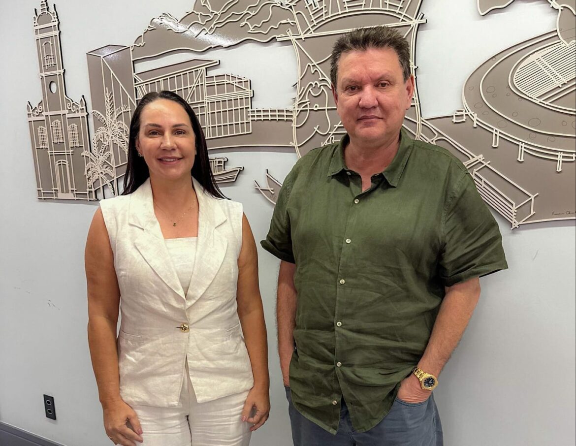 Durante férias, Euclério Sampaio transfere cargo à vice-prefeita