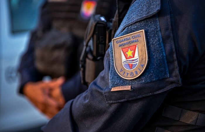 Guarda de Vitória evita feminicídio, resgata vítima e detém companheiro