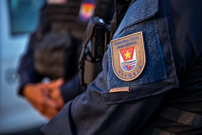 Guarda de Vitória evita feminicídio, resgata vítima e detém companheiro