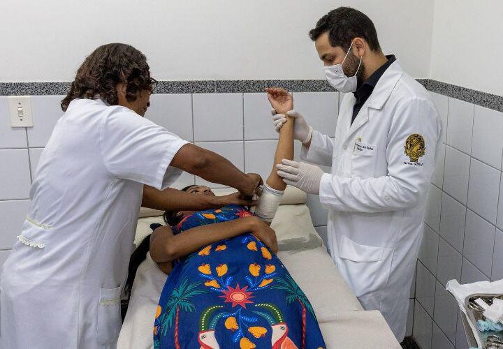 Médicos de cinco cidades participam de treinamento sobre método contraceptivo em Vila Velha
