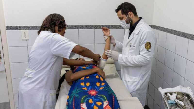 Médicos de cinco cidades participam de treinamento sobre método contraceptivo em Vila Velha