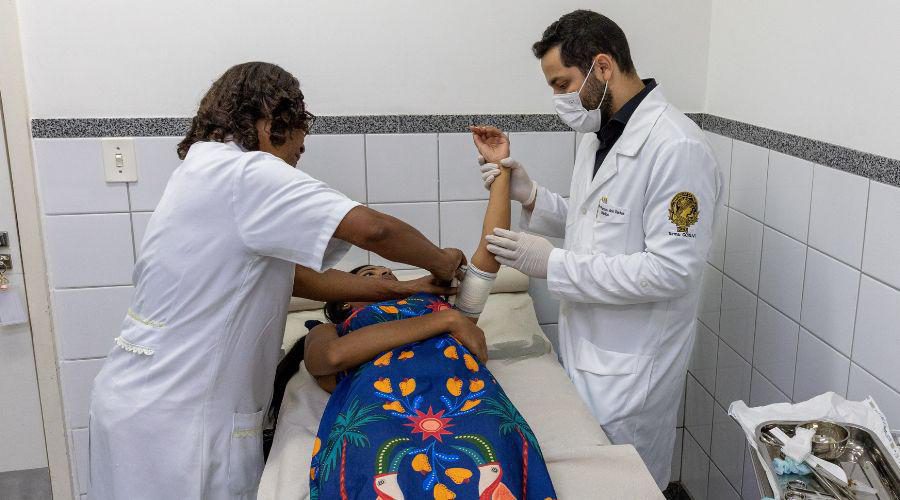 Médicos de cinco cidades participam de treinamento sobre método contraceptivo em Vila Velha