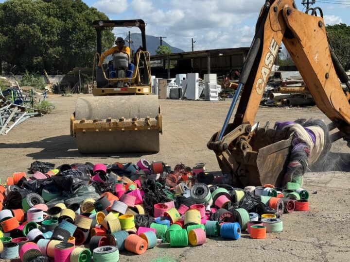 Cariacica realiza destruição de linhas chilenas recolhidas em fábrica ilegal
