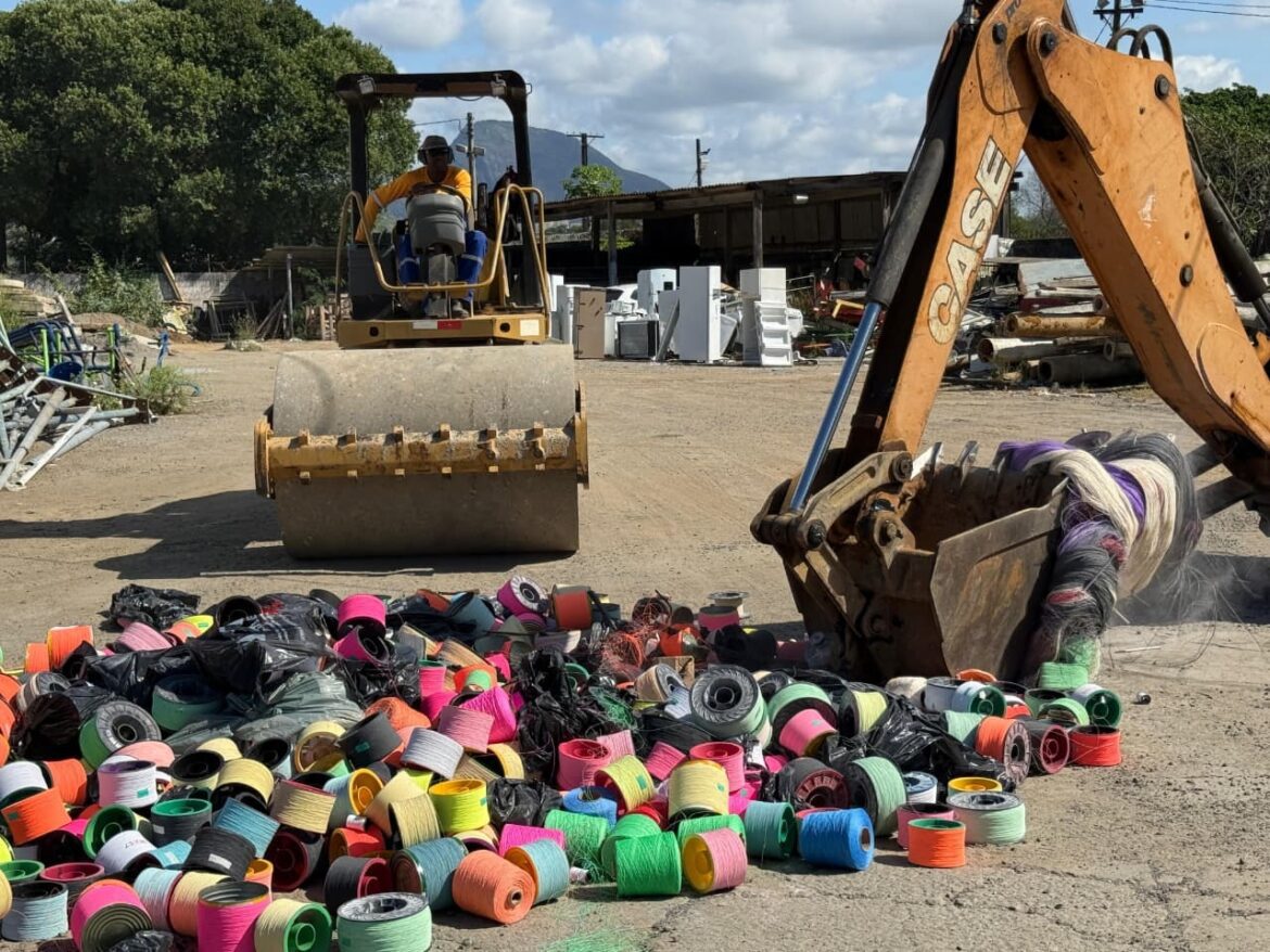 Cariacica realiza destruição de linhas chilenas recolhidas em fábrica ilegal