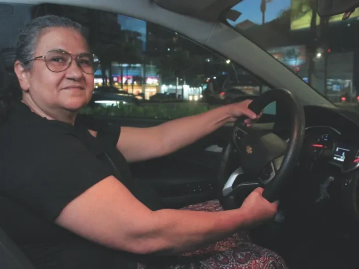 Aos 56 anos, capixaba realiza sonho da CNH e reforça aumento na busca pela habilitação