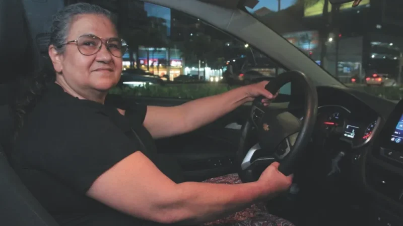 Aos 56 anos, capixaba realiza sonho da CNH e reforça aumento na busca pela habilitação