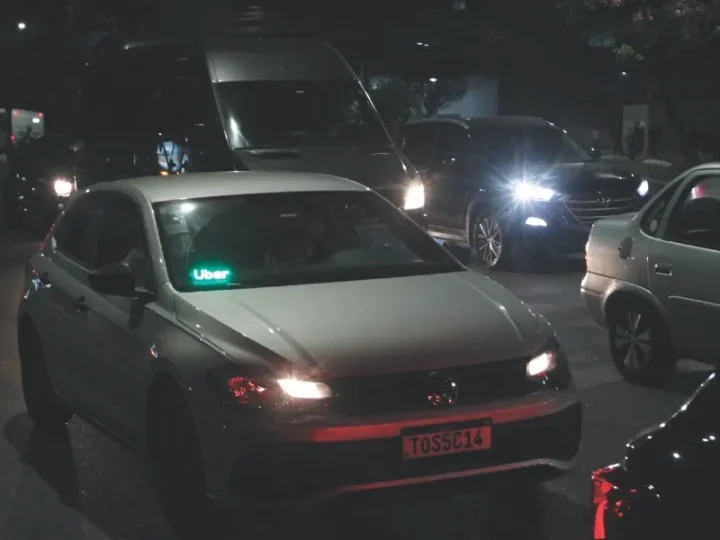 Motoristas podem ser multados em R$ 195 por uso de LED no painel do carro