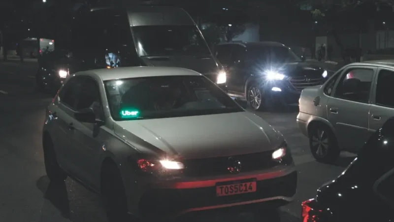Motoristas podem ser multados em R$ 195 por uso de LED no painel do carro