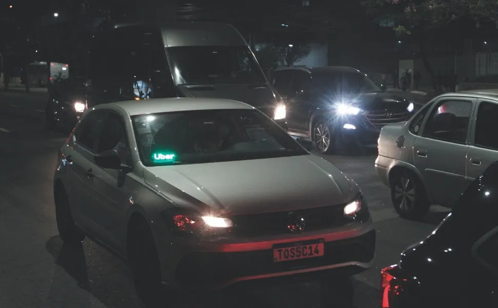 Motoristas podem ser multados em R$ 195 por uso de LED no painel do carro