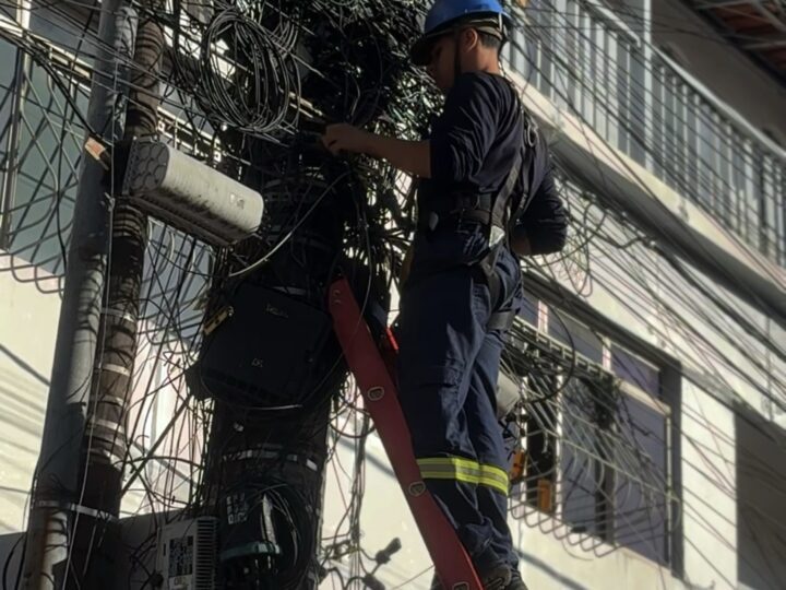 Mutirão de retirada de fios inutilizados avança na Avenida Campo Grande neste domingo (7)