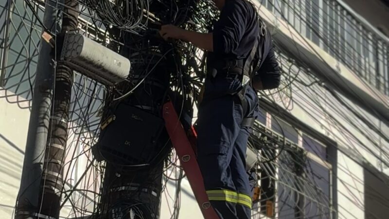 Mutirão de retirada de fios inutilizados avança na Avenida Campo Grande neste domingo (7)