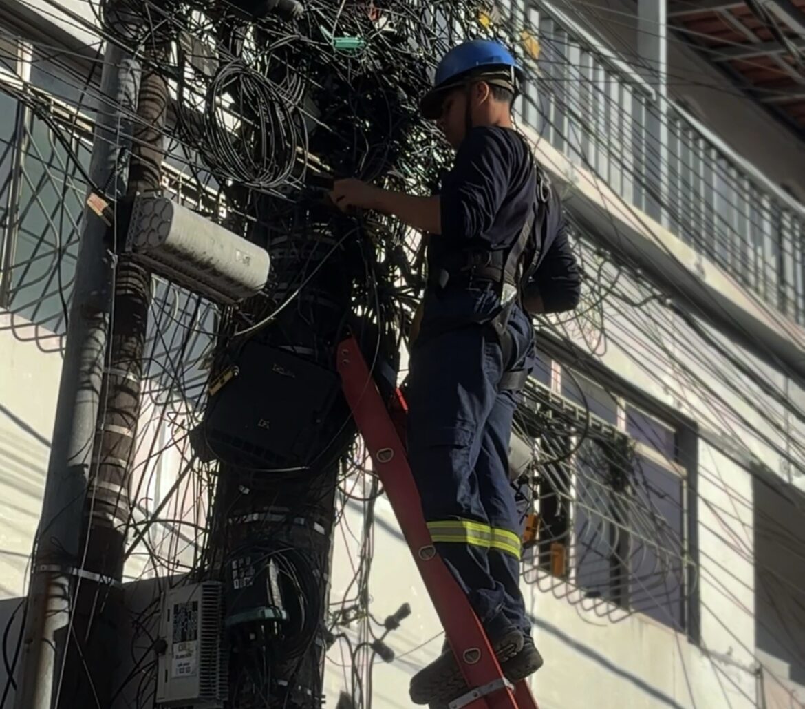 Mutirão de retirada de fios inutilizados avança na Avenida Campo Grande neste domingo (7)