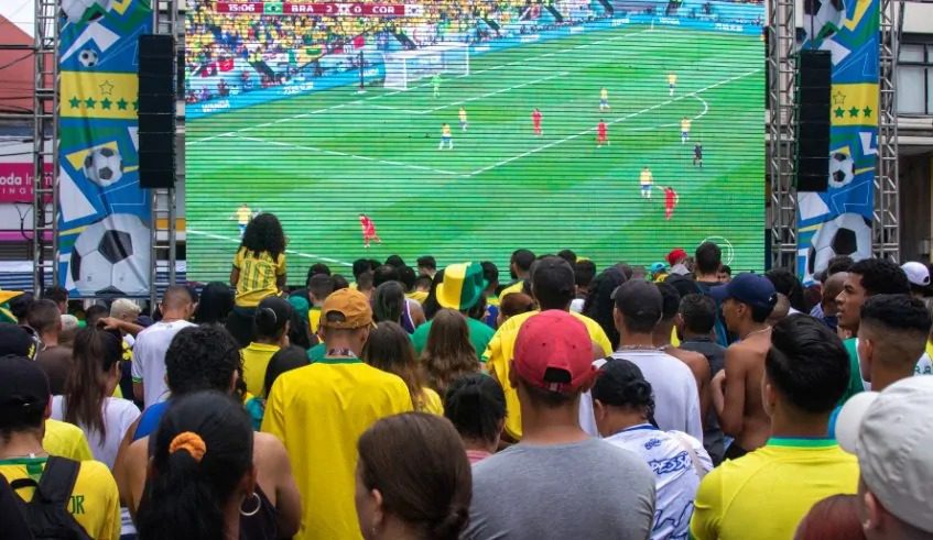 Jogo do Brasil na Copa altera horários de serviços, comércio e órgãos públicos no ES