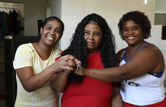 Família recebe nova moradia após deixar área de risco em Vitória