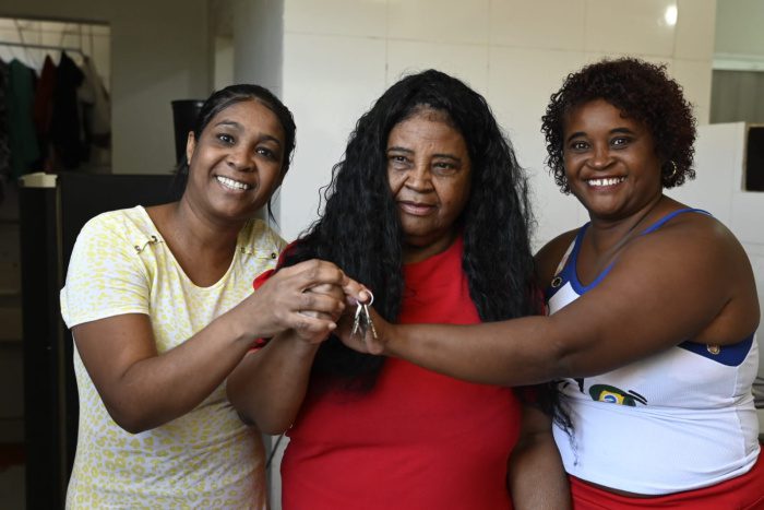 Família recebe nova moradia após deixar área de risco em Vitória