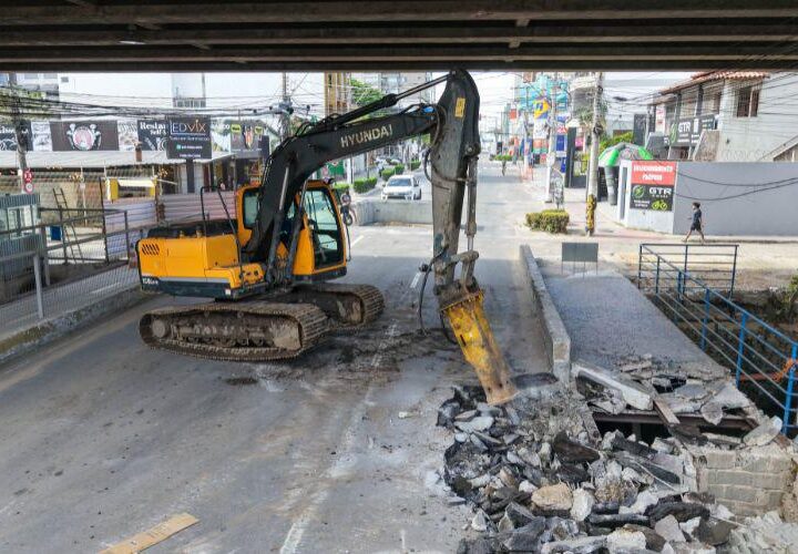 Demolição de ponte altera trânsito na Praia da Costa e avança obra do Parque Linear em Vila Velha