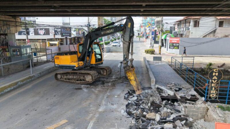 Demolição de ponte altera trânsito na Praia da Costa e avança obra do Parque Linear em Vila Velha